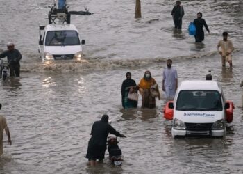 Heavy rain lashes Karachi as PMD forecasts more rains