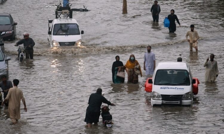 Heavy rain lashes Karachi as PMD forecasts more rains