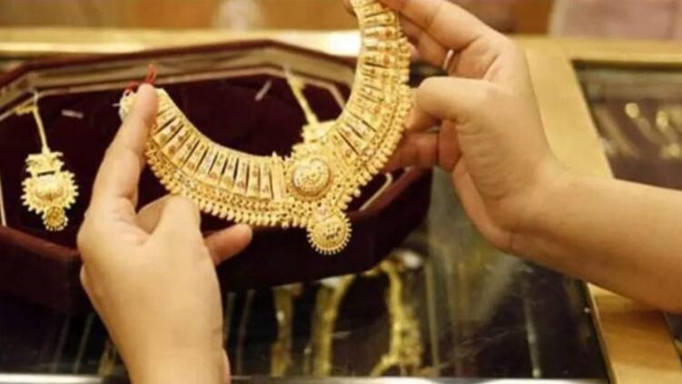 Gold pares losses on strengthening rupee, price plunges by Rs2,100 per tola