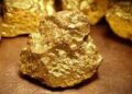Gold shines again, price  rises by Rs1,200 per tola
