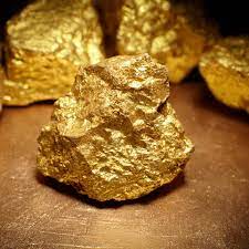 Gold shines again, price  rises by Rs1,200 per tola