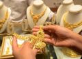 Gold glitters  as price surges  to Rs145,400  per tola