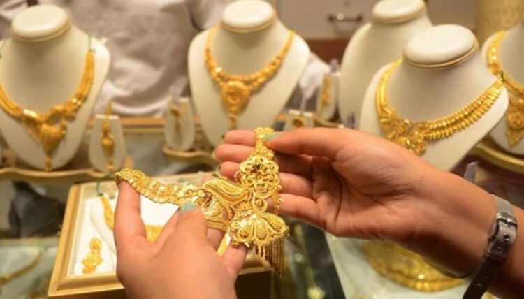 Gold glitters  as price surges  to Rs145,400  per tola