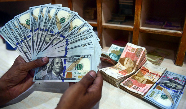 Stocks gain 367 points on Dar’s return, rupee recovery