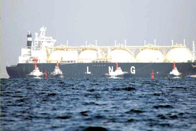 Gas crisis lands LNG cargo market in hands of energy giants