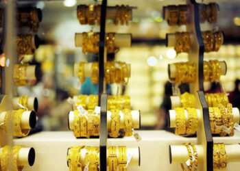 Gold price plunges by Rs6,800 per tola