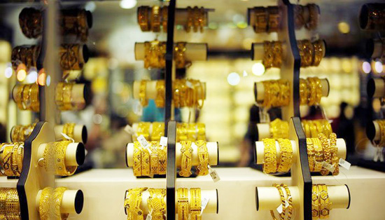 Gold price plunges by Rs6,800 per tola