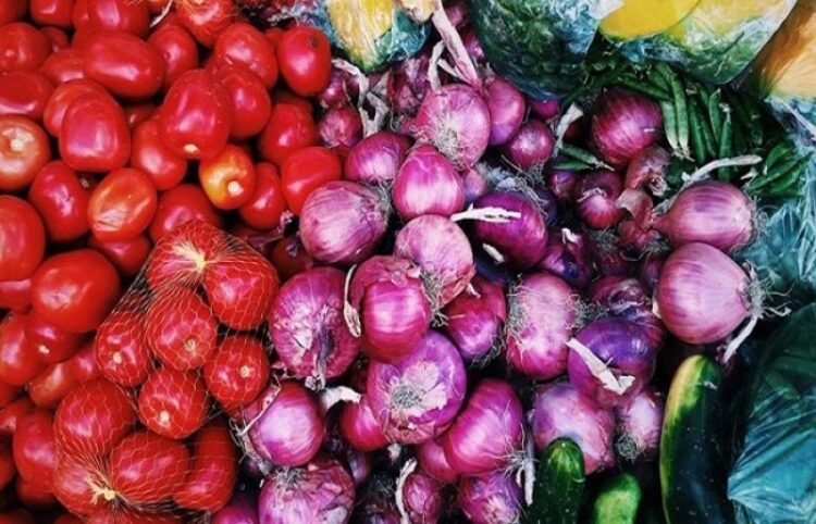 Govt withdraws sales tax on  import of onions, tomatoes