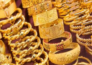 Gold continues to shine in Pakistan as dollar strikes back