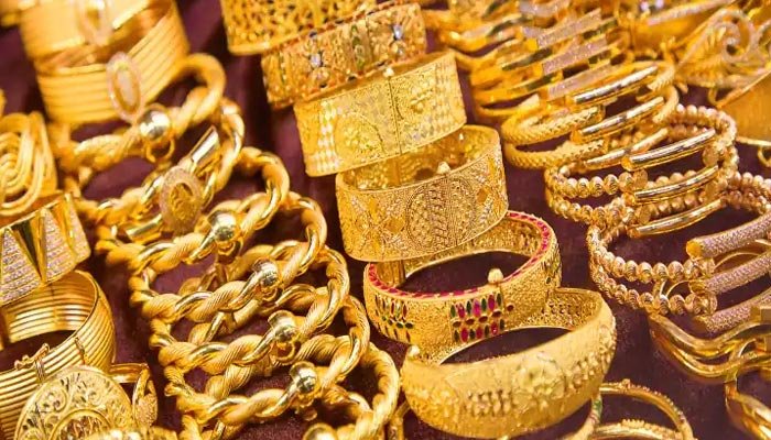 Gold continues to shine in Pakistan as dollar strikes back