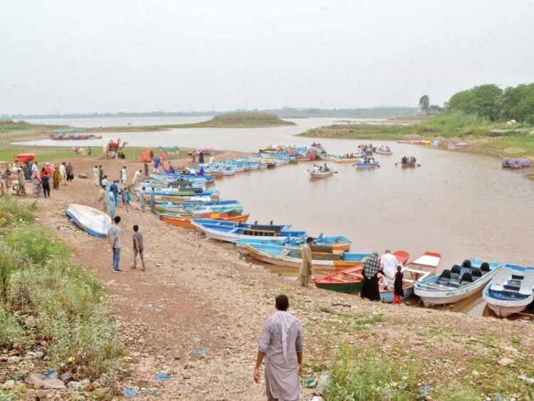 6 boats confiscated for violating Rawal Lake rules