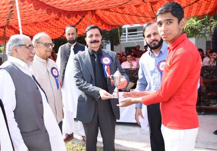 Interior Minister  distributes orders  of gallantry awards among police officials