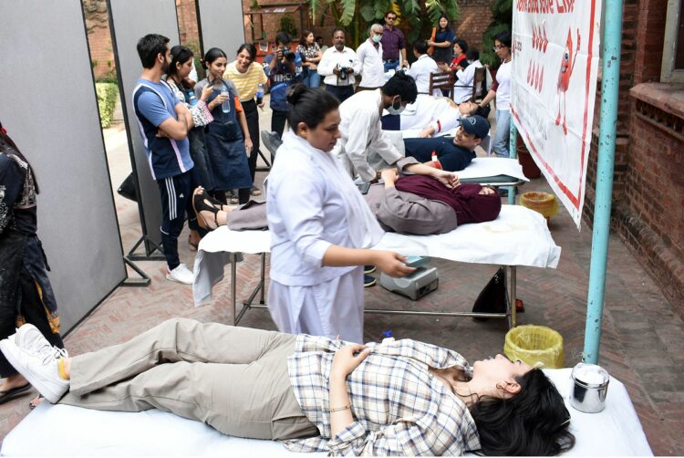 Interior Minister  distributes orders  of gallantry awards among police officials