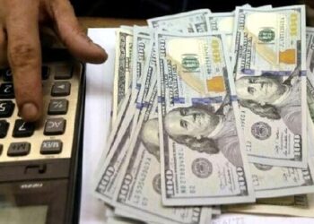 Shares plunge 650 points on worries of political instability