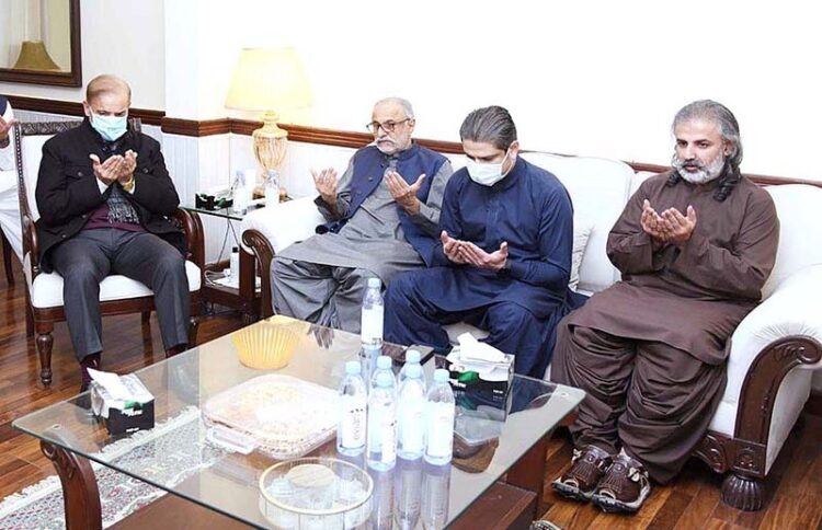 Customs seizes 5,000 mobile phones smuggled from Dubai in boat