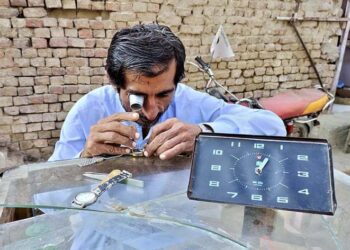 Customs seizes 5,000 mobile phones smuggled from Dubai in boat
