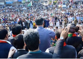 Pakhtunkhwa police commandos reach Zaman Park for security of Imran Khan