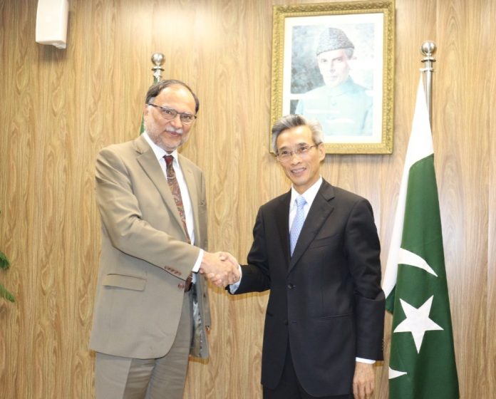 Minister assures Chinese companies of  govt’s full support to expedite CPEC projects