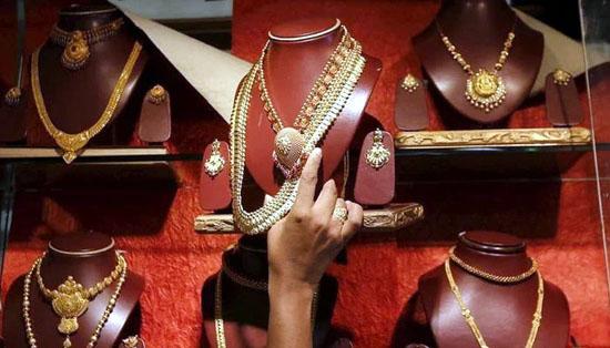 Gold clings to gain but caution prevails ahead of Fed meeting