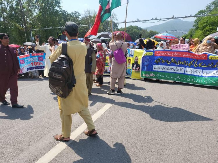 Government employees stage massive protest demanding pay raise in budget