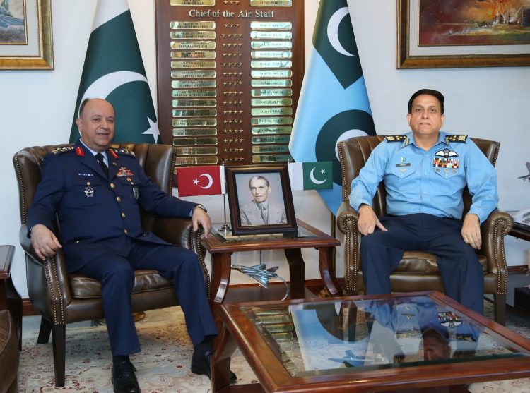Turkish Air Force Combat Commander Engages in High-Level Talks with Pakistani Counterpart