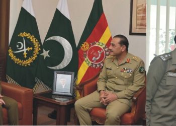 Army Chief commends police officer’s valor in diffusing Lahore bazaar incident