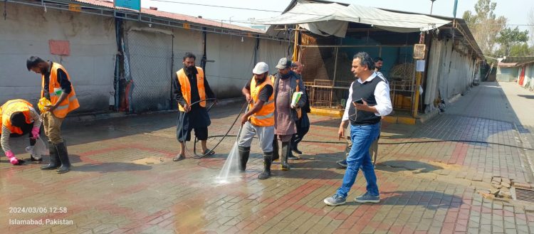 Weekly bazar H9 undergoes deep cleaning and washing with untreated water ahead of Ramadan