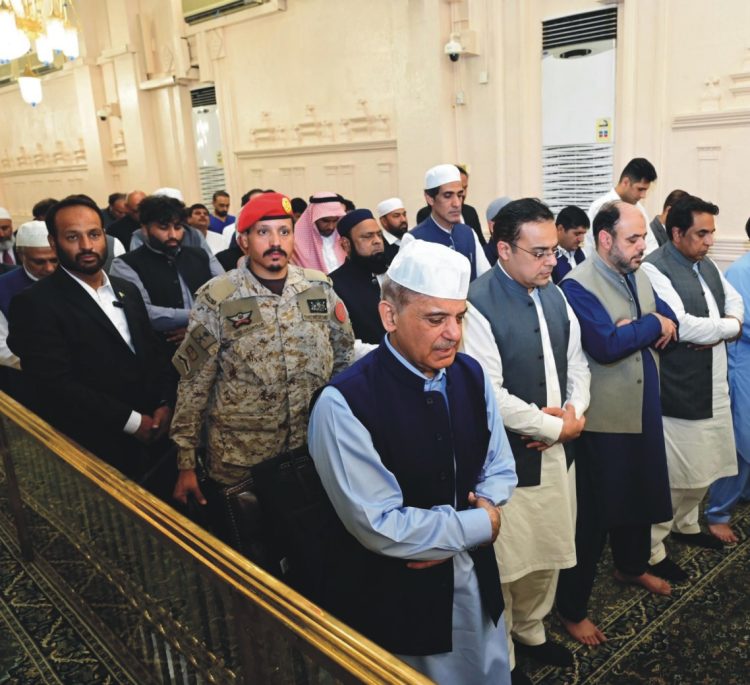 Madinah Munawarah: Prime Minister Muhammad Shehbaz Sharif offers prayers at Masjid-e-Nabvi on 6 April 2024.