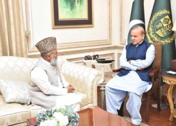Lahore:Eminent religious scholar Dr. Raghib Hussain Naeemi calls on Prime Minister Muhammad Shehbaz Sharif on 21 April 2024.