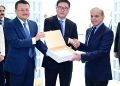 Chairman of the Shanghai Electric Group, Mr. Wu Lei, presents Prime Minister Muhammad Shehbaz Sharif with a souvenir, in Islamabad on April 17, 2024.