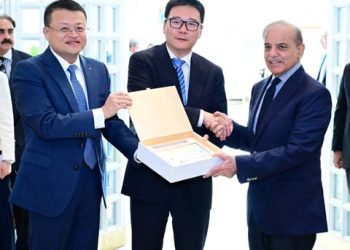 Chairman of the Shanghai Electric Group, Mr. Wu Lei, presents Prime Minister Muhammad Shehbaz Sharif with a souvenir, in Islamabad on April 17, 2024.