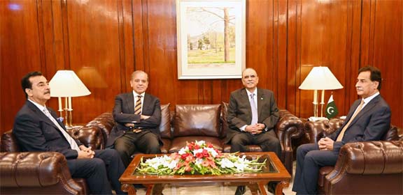 Islamabad 18.04.2024: President of Islamic Republic of Pakistan Asif Ali Zardari, Prime Minister Mian Muhammad Shehbaz Sharif with Speaker National Assembly Sardar Ayaz Sadiq and Chairman Senate Syed Yousuf Raza Gillani before addressing the Joint Session of the Parliament.