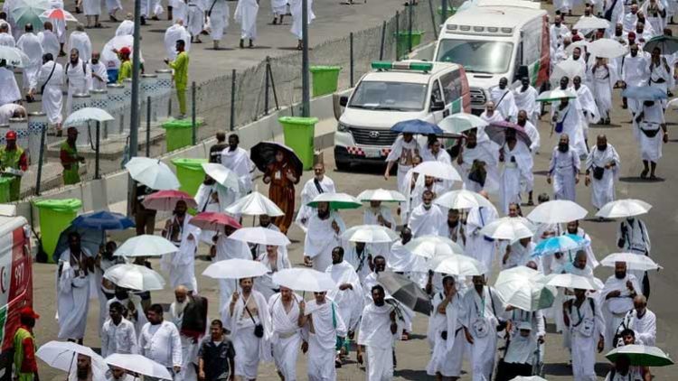 Muslims pray on Mount Arafat in Hajj climax