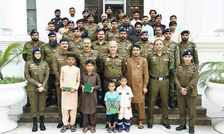 Central Police Office: IGP Punjab Awarded IGP Ghazi Medals to 18 Constables of Bahawalpur Region