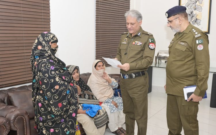 Central Police Office: IG Punjab met police personnel and their families.