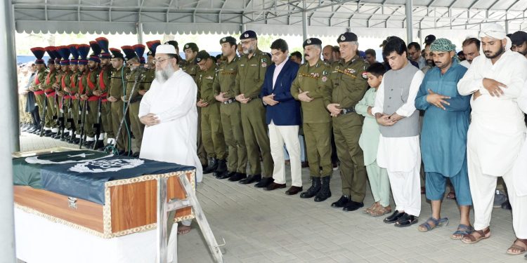 IG Punjab visited Fort Gujjar Singh, Police Lines, attended funeral prayers of ASI Nazir Ahmad Shaheed.