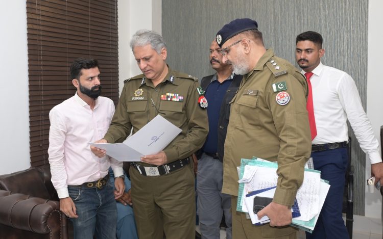Central Police Office: IG Punjab Dr. Usman Anwar met the policemen and their families.