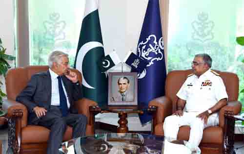 The Defense Minister visited the Naval Headquarters.