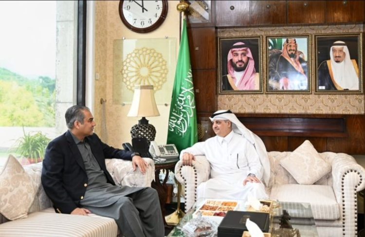 ISLAMABAD: The Ambassador of Khadim Haramain Sharifin to Pakistan, Mr. Nawaf bin Saeed Al-Maliki, received the Federal Minister of Interior and Anti-Narcotics, Mr. Mohsin Raza Naqvi.  During the meeting, pleasant conversation and issues of mutual interest were discussed.