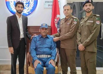 Sialkot: District Police Officer Rana Umar Farooq is inducting Sub-Inspector Saif Ali for promotion.