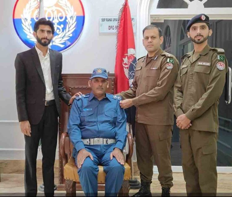 Sialkot: District Police Officer Rana Umar Farooq is inducting Sub-Inspector Saif Ali for promotion.