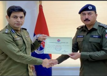 SHO Numan Ahmed Bottar has received a certificate of excellence from DPO Sialkot Faisal Shahzad.