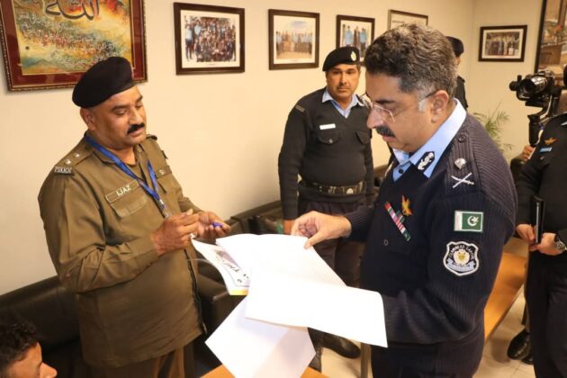 IG Rizvi holds khuli katchery to address public concerns