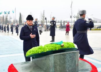 PM visits Independence Monument in Tashkent