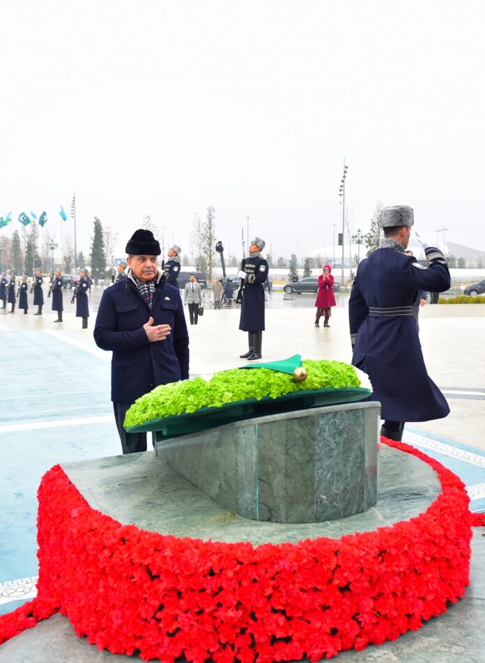 PM visits Independence Monument in Tashkent