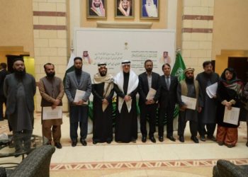 Saudi ambassador hands over travel documents to Pakistani Umrah pilgrims invited as state guests