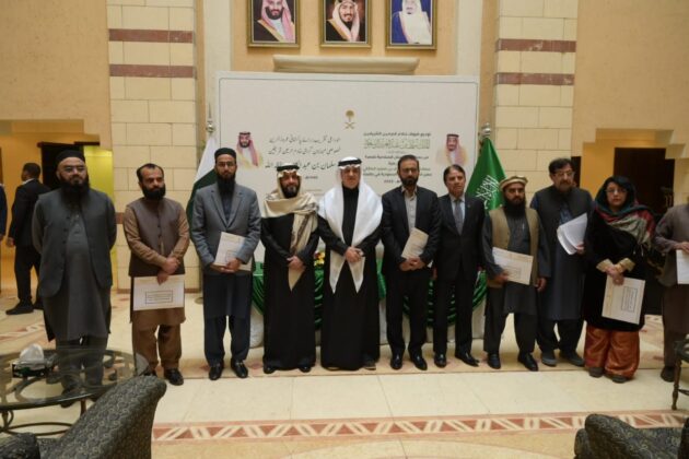 Saudi ambassador hands over travel documents to Pakistani Umrah pilgrims invited as state guests