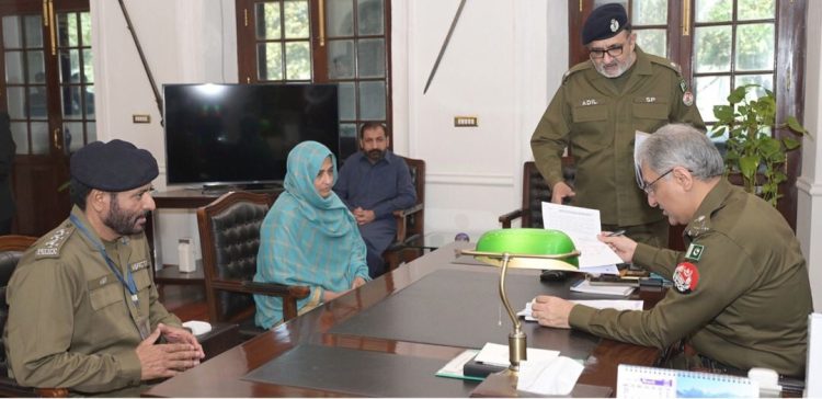 Central Police Office: IG Punjab  met with police employees and their families