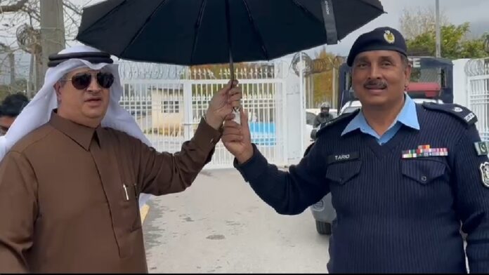 Saudi ambassador distributes umbrellas to security personnel amid rain in federal capital