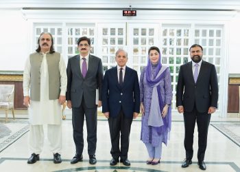 Prime Minister Muhammad Shehbaz Sharif in a group photo with the chief ministers of the four provinces of Pakistan